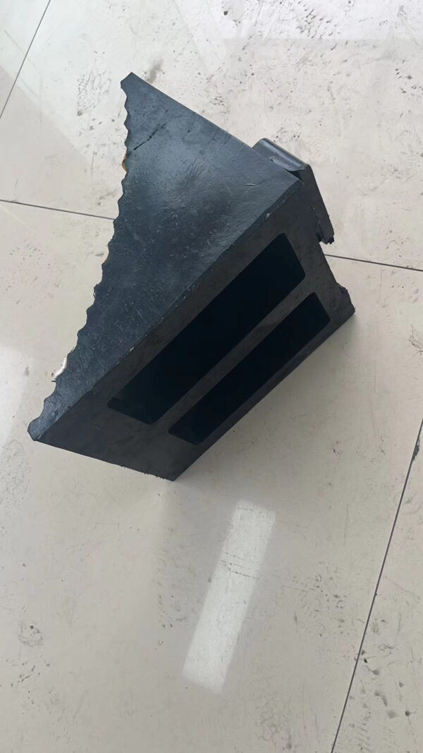 Cục Chặn lùi xe tam giác chất liệu cao su có phản quang loại siêu bền năng hơn 10Kg. - Hình ảnh 4