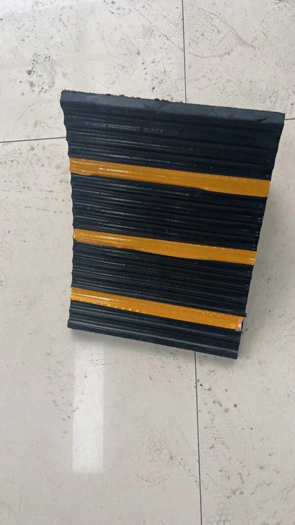 Cục Chặn lùi xe tam giác chất liệu cao su có phản quang loại siêu bền năng hơn 10Kg. - Hình ảnh 2